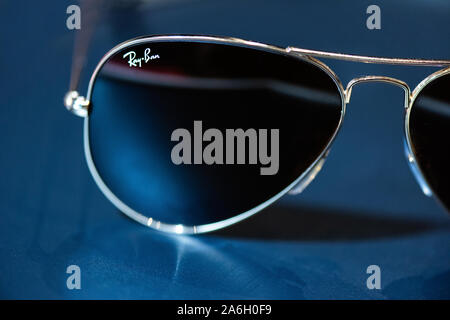 Ray Ban Aviator lunettes d'or sur fond noir Banque D'Images