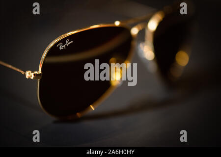 Ray Ban Aviator lunettes d'or sur fond noir Banque D'Images