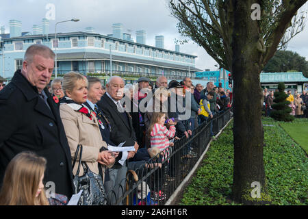Clacton On Sea - Essex, Anciens Combattants avec des médailles et des pleureuses stand à la cérémonie du Jour du souvenir à la tombée des guerres qui ont passé Banque D'Images