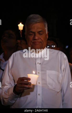 Le Premier Ministre sri-lankais Ranil Wickremesinghe est titulaire d'une bougie à une veillée à Colombo le 26 octobre 2019 à l'occasion du premier anniversaire d'une prise de pouvoir inconstitutionnelle par le Président Maithripala Sirisena, qui l'ont saccagé le premier ministre Wickremesinghe et installé l'ancien président Mahinda Rajapaksa, comme le premier ministre. La Cour suprême du Sri Lanka a estimé que le licenciement de Wickremesinghe et appelant de nouvelles élections parlementaires étaient contre la constitution et le gouvernement de la restauration Wickremesinghe après un 52 jours longue crise (photo de Saman Abesiriwardana/Pacific Press) Banque D'Images