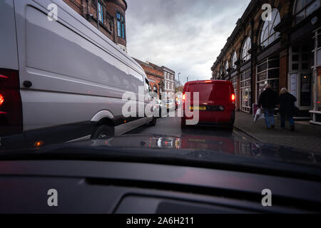 Le trafic de files d'attente, les voitures, les camionnettes et les camions sur les routes en raison d'un accident en avance sur la double voie du chariot Banque D'Images