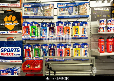 Bouteilles d'eau, et des contenants de liquides pour la vente directe au magasin de sport à Stoke on Trent, en détaillant les Sports Banque D'Images