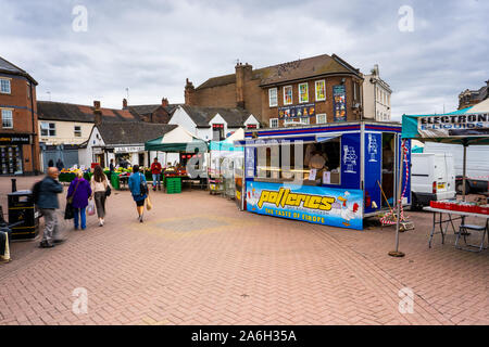 Visiter les acheteurs de fruits et légumes de longue date dans la région de Hanley centre-ville de décrochage Banque D'Images