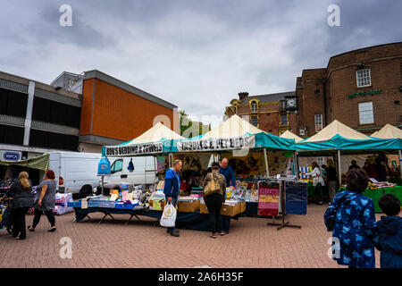 Visiter les acheteurs de fruits et légumes de longue date dans la région de Hanley centre-ville de décrochage Banque D'Images