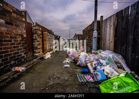 Les déchets et les décharges sauvages dans les ruelles sous-évaluées de la zone d'habitation mitoyenne frappées par la pauvreté, la pollution plastique de Tunstall, Stoke on Trent, Banque D'Images