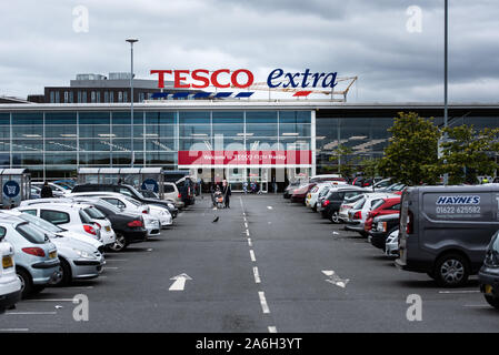 L'immense, grand magasin Tesco Extra sur les jupes de Hanley Centre-ville, parking centre view Banque D'Images