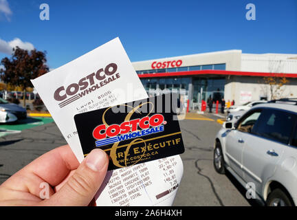 Montréal, Canada - le 26 octobre 2019 : Une main tenant un reçu et une carte de membre de Costco Costco en entrepôt. Costco est une société américaine qui Banque D'Images