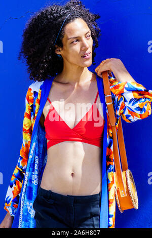 Belle african american girl la modélisation avec fond bleu Banque D'Images