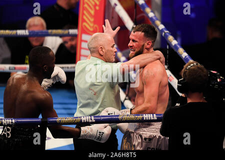 Londres, Royaume-Uni. 26Th Oct, 2019. John O'Donnell (à droite) a été démonté pendant le match avec Abass Baraou WBC pour Super-Welterweight International Championship pendant sous carte combat de Regis Prograis vs Josh Taylor à l'O2 Arena le samedi 26 octobre 2019 à Londres, Royaume-Uni. Credit : Taka G Wu/Alamy Live News Banque D'Images