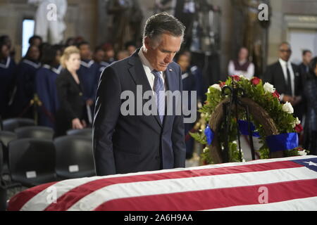 Washington, District de Columbia, Etats-Unis. 24 Oct, 2019. Le sénateur américain Mitt Romney (républicain de l'Utah)se tient sur le cercueil, recouvert du drapeau de la fin du représentant américain Elijah Cummings (démocrate du Maryland) au cours d'un service commémoratif en l'honneur de Cummings dans Statuary Hall au Capitole à Washington, DC, États-Unis, le 24 octobre 2019. Credit : Joshua Roberts/Piscine via CNP Crédit : Joshua Roberts/CNP/ZUMA/Alamy Fil Live News Banque D'Images