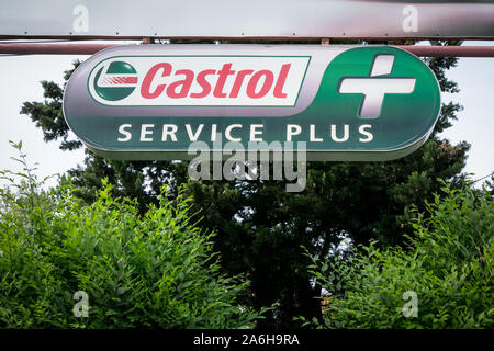 BELGRADE, SERBIE - le 26 mai 2019 : Castrol logo sur leur main détaillant pour Belgrade. Castrol est une marque britannique de l'huile moteur et auto et entretien pr Banque D'Images