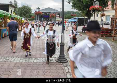 PANCEVO, SERBIE - juin 9, 2018 : les enfants serbes portant des costumes traditionnels de la Serbie avec robes typiques pour les filles et des vêtements de paysans Banque D'Images
