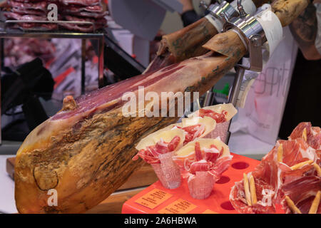 Jamon serrano ou jambon et fromage Manchego à food dans le Mercat St Josep La Boqueria, Barcelo, Espagne Banque D'Images