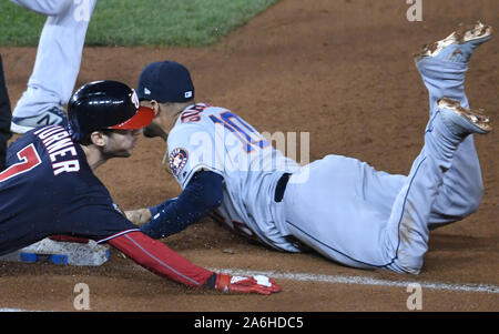 Washington, USA. 26Th Oct, 2019. Le joueur de premier but des Houston Astros Yuli Gurriel (10) bat Washington Nationals Trea Turner pour le sac avec deux hommes à la base pour mettre fin à la septième manche dans le jeu 4 de la Série mondiale 2019 au Championnat National Park à Washington, DC le samedi 26 octobre 2019. Les ressortissants conduire la série 2-1. Photo de Pat Benic/UPI UPI : Crédit/Alamy Live News Banque D'Images