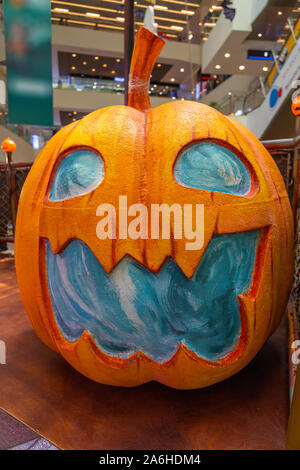 Décoration halloween Creepy grande tête de citrouille orange concept Banque D'Images