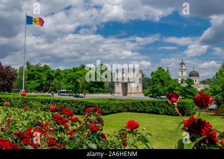 Grande place de l'Assemblée nationale, anciennement la place de la Victoire en été, Chisinau Moldavie, vue du bâtiment du gouvernement de Moldova Banque D'Images