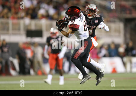 26 octobre 2019 : San Diego State Aztecs wide receiver Ethan Dedeaux (81) fait une capture bondissant devant UNLV rebelles arrière défensif Myles Plummer (14) au cours de la NCAA Football jeu mettant en vedette les San Diego State Aztecs et l'UNLV rebelles à Sam Boyd Stadium à Las Vegas, NV. Les San Diego State Aztecs diriger l'UNLV rebelles à la mi-temps 17 à 7. Christopher Trim/CSM Banque D'Images