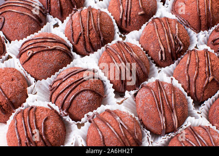 Truffes au chocolat maison sur fond blanc close-up. Banque D'Images