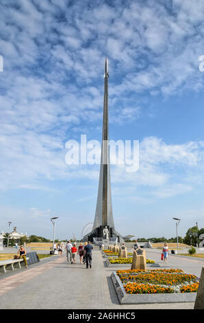 MOSCOU, RUSSIE - AOÛT 10 2014 : le Monument aux conquérants de l'espace, allée des cosmonautes et statue de Konstantin Tsiolkovsky Banque D'Images