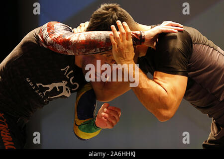 Westbury, New York, USA. 26Th Oct, 2019. BILL ALGEO lutte contre PHILIPPE NOVER (à droite) lors de la montée à l'événement sur invitation aux prises l'espace à Westbury, New York. Crédit : Anna Sergeeva/ZUMA/Alamy Fil Live News Banque D'Images