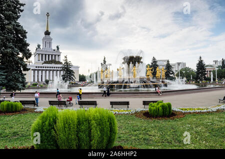 MOSCOU, RUSSIE - AOÛT 10 2014 : Fontaine d'amitié des peuples et Maison centrale des Russes à VDNKh Banque D'Images