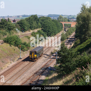 Classe 153 arriva Northern rail transport unique train passant 153373 sprinter, Nottinghamshire Retford Banque D'Images