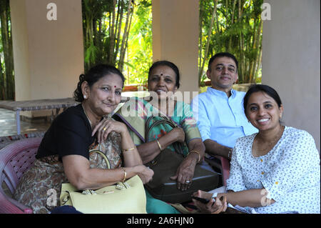 Mumbai, Maharashtra, Inde novembre 2018 : famille indienne détente et plaisir dans la station balnéaire de Mayurvan mumbai Banque D'Images