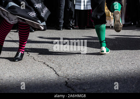 Les interprètes dansent dans la rue au cours de la procession. Procession de l'Almudena vierge arrive à travers les rues de Madrid où le saint patron de la capitale de l'Espagne s'effectue à partir de la Plaza Mayor à la Cathédrale de l'Almudena. Des centaines de congrégations catholiques rejoindre la procession en l'honneur de la vierge. Banque D'Images