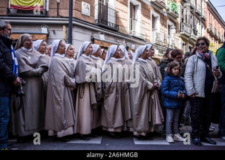 Les nonnes de prendre part à la procession. Procession de l'Almudena vierge arrive à travers les rues de Madrid où le saint patron de la capitale de l'Espagne s'effectue à partir de la Plaza Mayor à la Cathédrale de l'Almudena. Des centaines de congrégations catholiques rejoindre la procession en l'honneur de la vierge. Banque D'Images