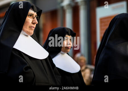 Les nonnes de prendre part à la procession. Procession de l'Almudena vierge arrive à travers les rues de Madrid où le saint patron de la capitale de l'Espagne s'effectue à partir de la Plaza Mayor à la Cathédrale de l'Almudena. Des centaines de congrégations catholiques rejoindre la procession en l'honneur de la vierge. Banque D'Images