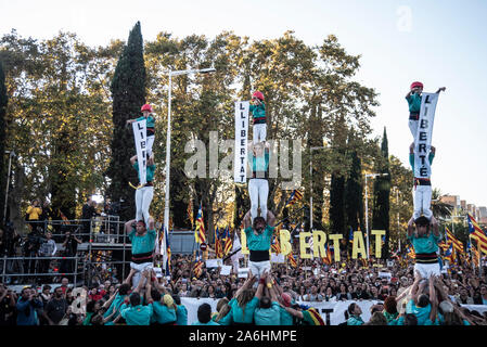 Barcelone, Espagne. 26Th Oct, 2019. Les castellers de la Vila de Gràcia agir en solidarité avec les prisonniers politiques de la Catalogne pendant la manifestation.Plusieurs associations indépendantes ont réuni à Barcelone d'une manifestation pour la liberté des prisonniers politiques dont 350000 personnes ont participé. Credit : SOPA/Alamy Images Limited Live News Banque D'Images