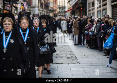 Madrid, Espagne. Nov 9, 2018. Paroissiens catholiques pendant la procession.Vierge procession de l'Almudena se passe dans les rues de Madrid où le saint patron de la capitale de l'Espagne s'effectue à partir de la Plaza Mayor à la Cathédrale de l'Almudena. Des centaines de congrégations catholiques rejoindre la procession en l'honneur de la vierge. Guillermo Santos/SOPA Images/ZUMA/Alamy Fil Live News Banque D'Images