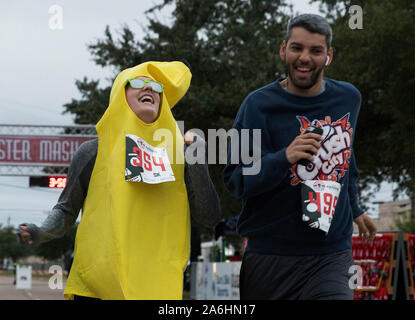 Houston, USA. 26Th Oct, 2019. Deux coureurs participent à une course sur le thème d'Halloween à Houston, Texas, États-Unis, le 26 octobre, 2019. Plus de 1 600 coureurs ont participé au 12e course sur le thème d'Halloween. Credit : Yi-Chin Lee/Xinhua/Alamy Live News Banque D'Images