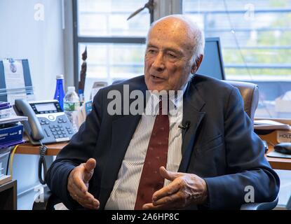 Beijing, USA. 8 octobre, 2019. Joseph Nye, un érudit d'influence dans les relations internationales et l'élaboration des politiques, parle dans une interview accordée à Xinhua à l'Université de Harvard dans le Massachusetts, aux États-Unis, le 8 oct., 2019. Credit : Xie E/Xinhua/Alamy Live News Banque D'Images