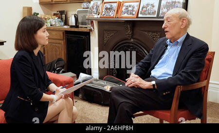 Beijing, USA. 8 octobre, 2019. Ezra Vogel (R), professeur émérite à l'Université de Harvard et d'un érudit de la Chine depuis 1961, parle dans une interview accordée à Xinhua à l'Université de Harvard, Massachusetts, États-Unis, 8 octobre 2019. Credit : Guo Peiran/Xinhua/Alamy Live News Banque D'Images