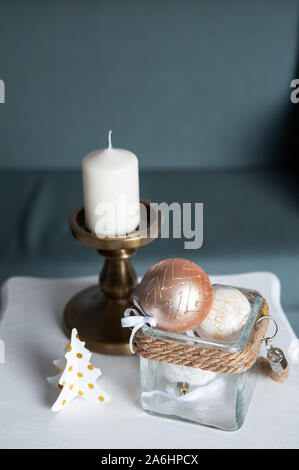 Grand blanc élégant candl sur la table, et le Nouvel An, boules in gentle pastel. Ambiance de Noël Banque D'Images