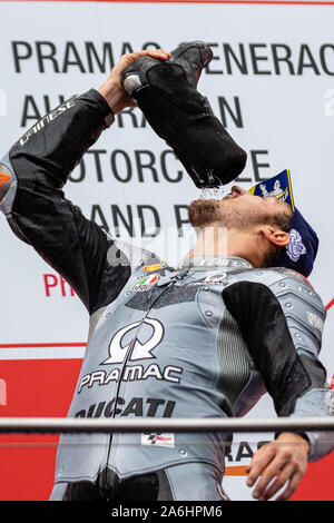 Phillip Island, Australie. 27 octobre, 2019. Jack Miller (43) équitation pour Alma Pramac Racing (AUS) Boissons de sa botte après avoir pris la 3e place à l'Australien Generac Promac MotoGP. Crédit : Dave Hewison/Alamy Live News Banque D'Images