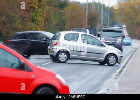 Véhicules tourner autour pour éviter de conduire à travers un chemin Barnsdale inondées à Allerton Bywater après 24 heures de pluie. Banque D'Images