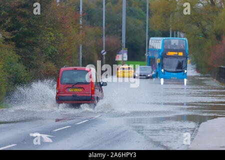Un bus classiques, via l'eau de l'inondation sur le chemin Barnsdale entre Castleford & Allerton Bywater après 24 heures de pluie. Banque D'Images