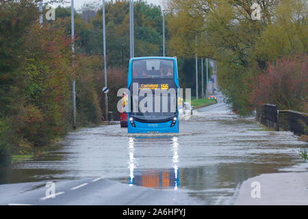 Un bus classiques, via l'eau de l'inondation sur le chemin Barnsdale entre Castleford & Allerton Bywater après 24 heures de pluie. Banque D'Images
