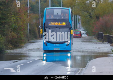 Un bus classiques, via l'eau de l'inondation sur le chemin Barnsdale entre Castleford & Allerton Bywater après 24 heures de pluie. Banque D'Images