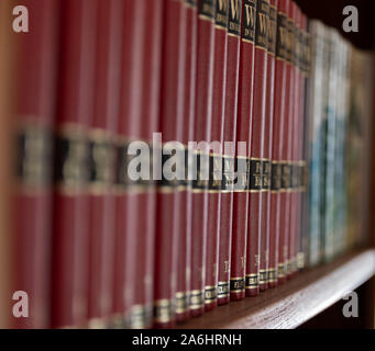 26 octobre , 2019 - Amsterdam, Pays-Bas : rangée de livres sur des étagères en bois Banque D'Images