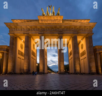 La porte de Brandebourg illuminée par la lumière du soir au crépuscule, Berlin, Allemagne Banque D'Images