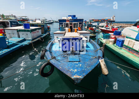 Male, Maldives - Le 16 novembre 2017 : Salon de poissons frais à Malé, Maldives. Transports bateau sont amarrés sur le quai. La pollution des océans. Banque D'Images