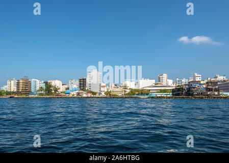 Male, Maldives - Le 18 novembre 2017 : paysage urbain de bord de l'homme ville comme vu du bateau aux Maldives, océan Indien. Banque D'Images