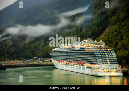 Un bateau de croisière est amarré sur un matin pluvieux, nuageux à Skagway, Alaska Harbour Banque D'Images