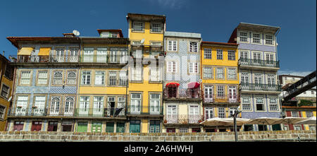 Maisons anciennes de Ribeira, la vieille ville de Porto, Portugal Banque D'Images