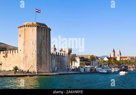Vue de la tour du château Kamerlengo et le port de plaisance de la vieille ville de Trogir, Croatie, Dalmatie, Croatie région Banque D'Images