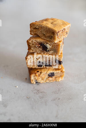 Blondie brownies avec du beurre d'arachides et de chocolat blanc. La maison, un délicieux dessert. Banque D'Images