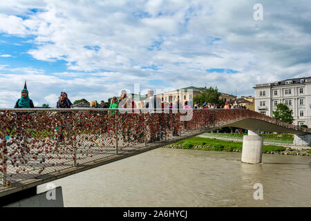 Salzbourg, Autriche - 25 juillet, 2017. Les touristes sur l'amour se verrouille Makartsteg pont sur la Salzach à Salzbourg , Autriche. Banque D'Images